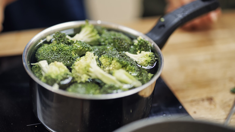 fleurons de brocoli bouillant dans une casserole 