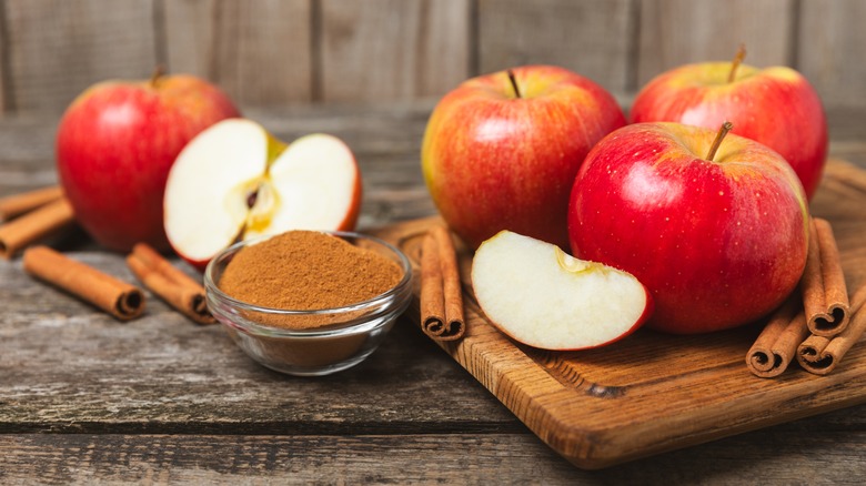 Poudre de cannelle et bâtons aux pommes