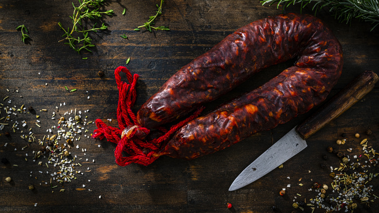 Chorizo ​​espagnol sur une table en bois