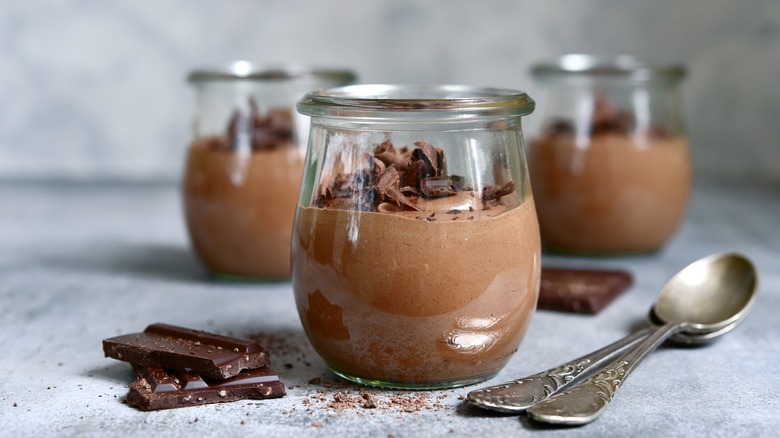 Mousse au chocolat dans des verrines