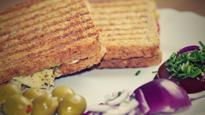 Croque-fromage aux olives vertes et oignons rouges