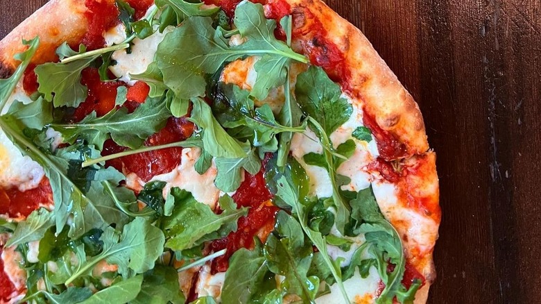 Pizza à la roquette, tomate, fromage