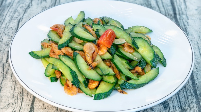 assiette de concombres sautés aux crevettes