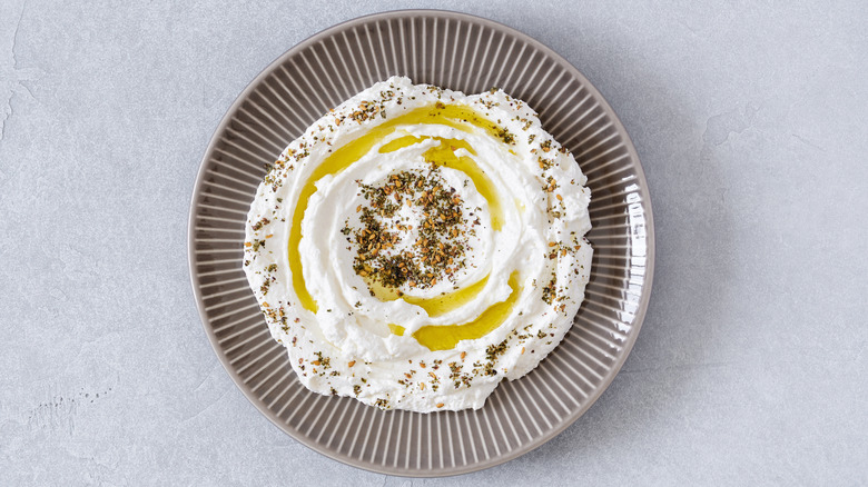 Bol de labneh à l'huile d'olive