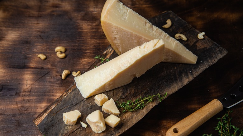 fromage parmesan aux noix sur bois