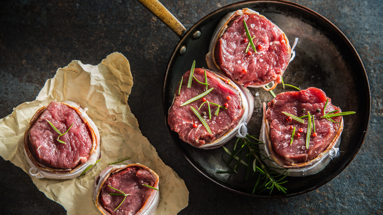 steaks de filet enveloppés de bacon