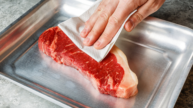 tapoter le steak avec du papier absorbant