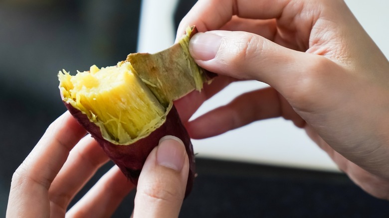 éplucher la patate douce cuite