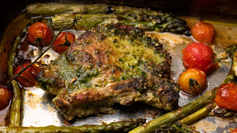 Côtelettes de porc au pesto et tomates