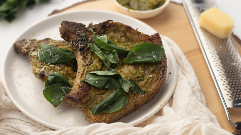 Côtelettes de porc au pesto et basilic