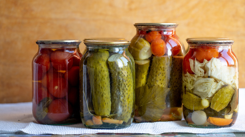 Légumes marinés en bocaux