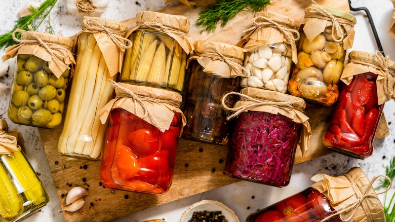 Légumes conservés dans des bocaux en verre