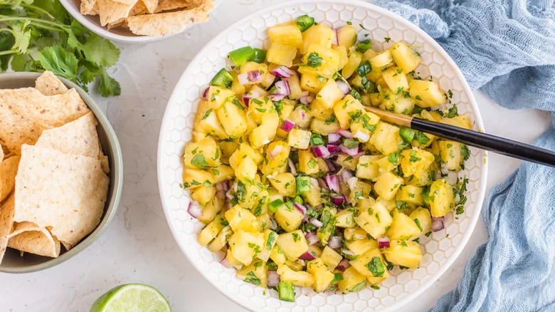 salsa d'ananas dans un bol blanc