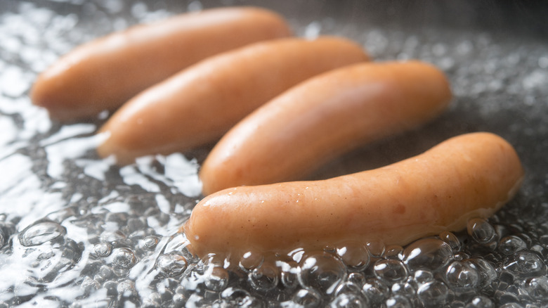 saucisses dans l'eau bouillante