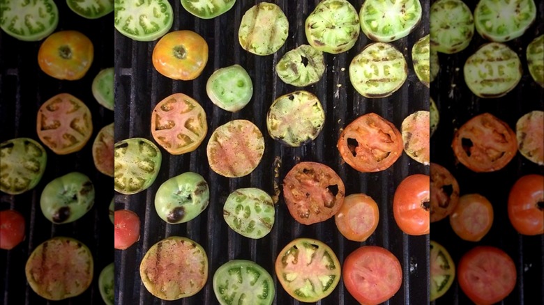 Tomates vertes sur le gril