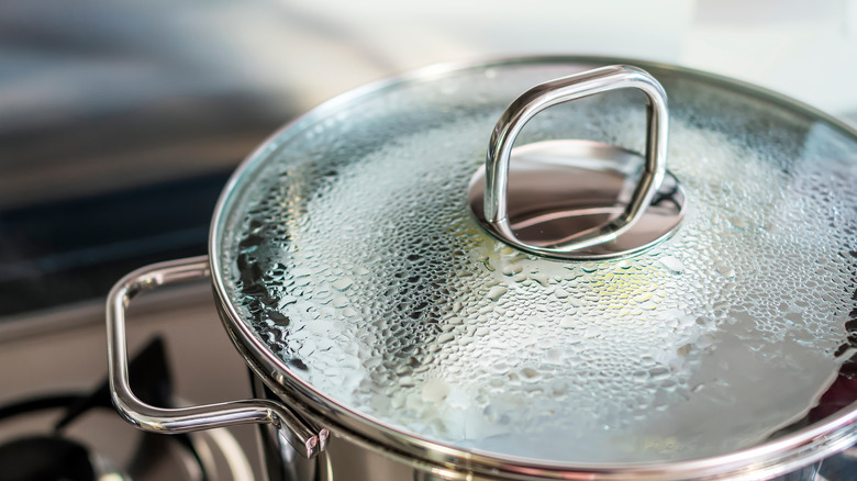 Marmite fumante sur la cuisinière