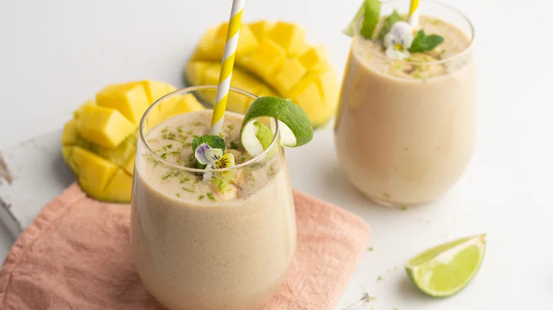 smoothies mangue-banane dans des verres