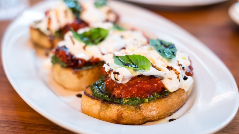 bruschetta aux tomates rôties, fromage et pesto