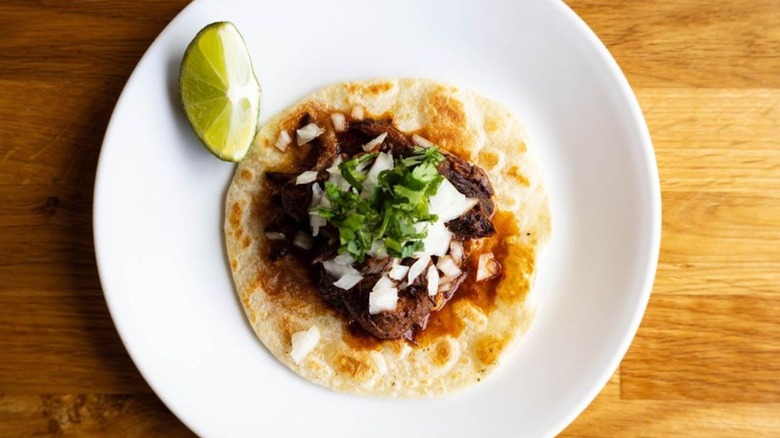 taco simple sur assiette blanche