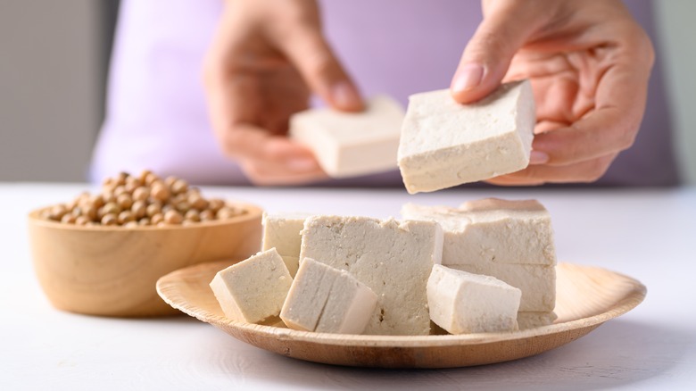 Tofu placé dans un plat