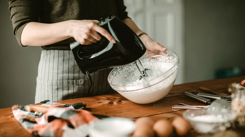 Femme préparant de la crème fouettée