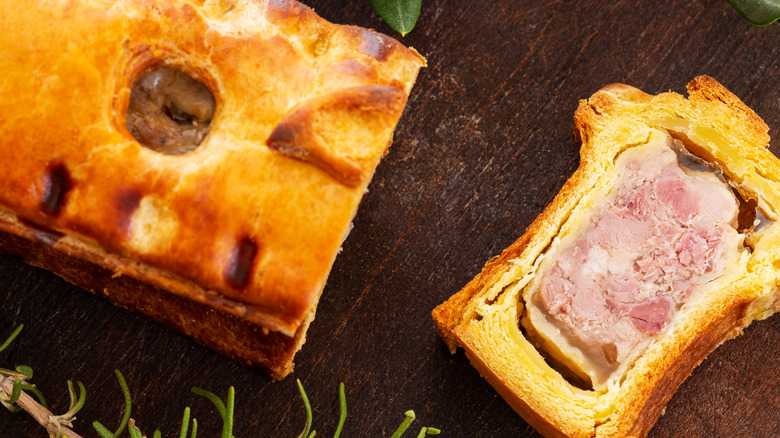 Tranche de pâté en croûte sur table 