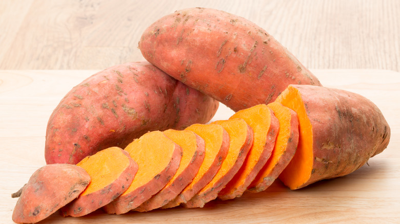 Patate douce coupée en tranches sur une surface en bois