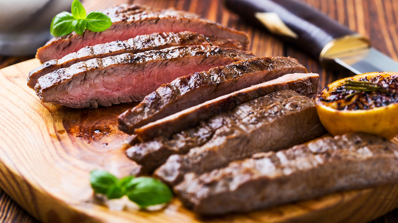 Restes de steak tranché sur une planche à découper 