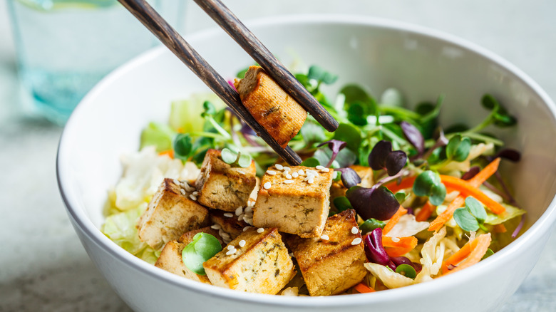 Bol de ramen au tofu cuit au four