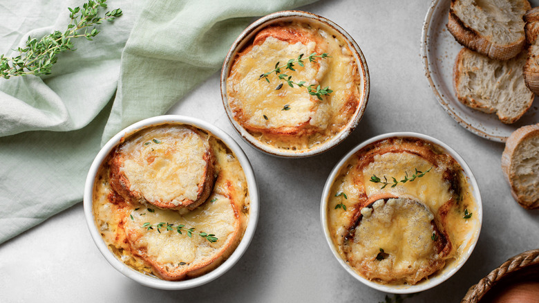 trois bols de soupe à l'oignon