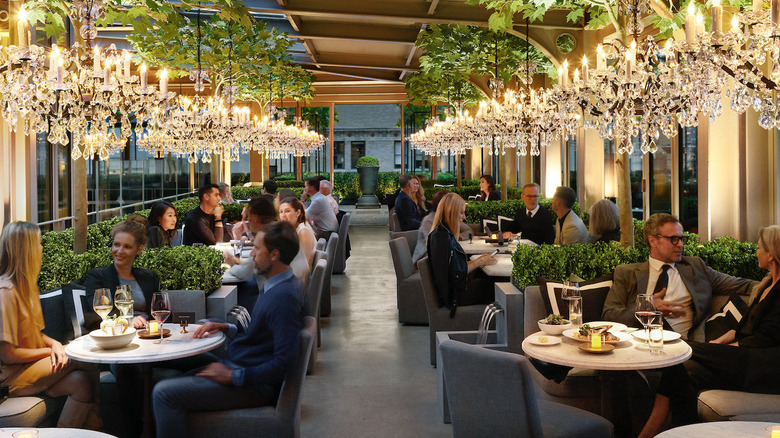 salle à manger au restaurant sur le toit RH