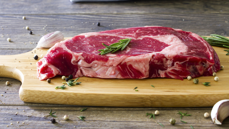 steak de faux-filet sur planche à découper