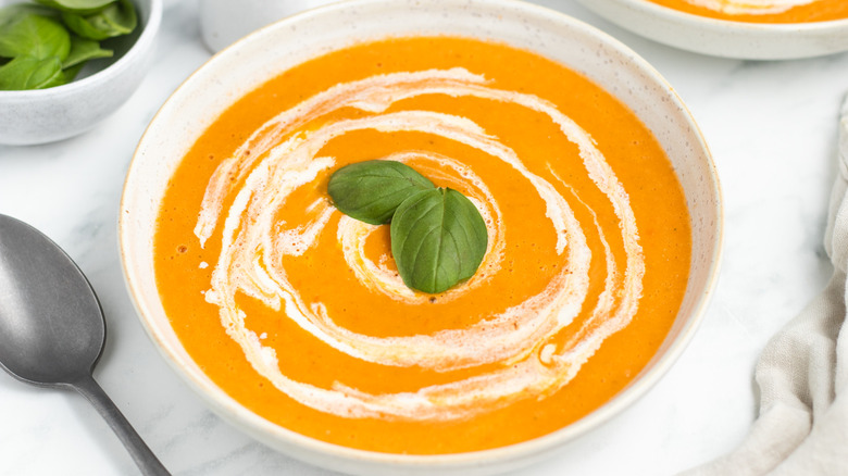 Soupe de tomates rôties au basilic