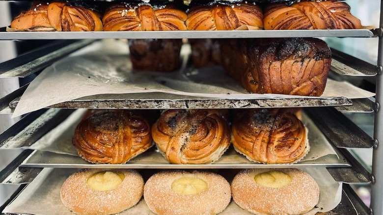 étagère de petits pains de boulangerie sur quatre niveaux