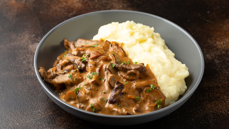 boeuf stroganoff aux champignons et purée de pommes de terre