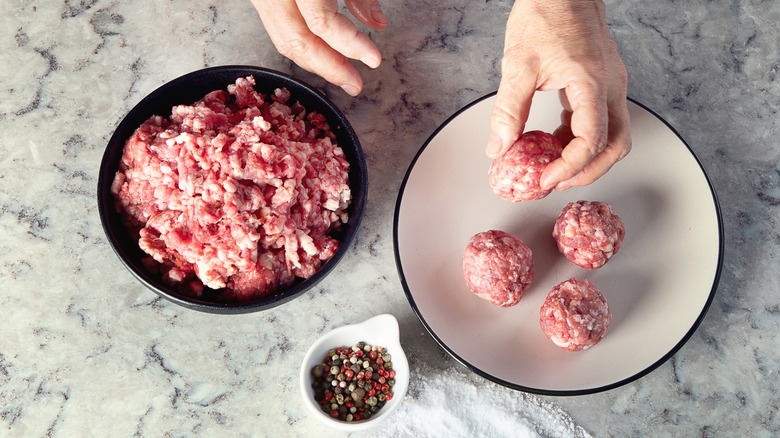 Faire des boulettes de viande à la main