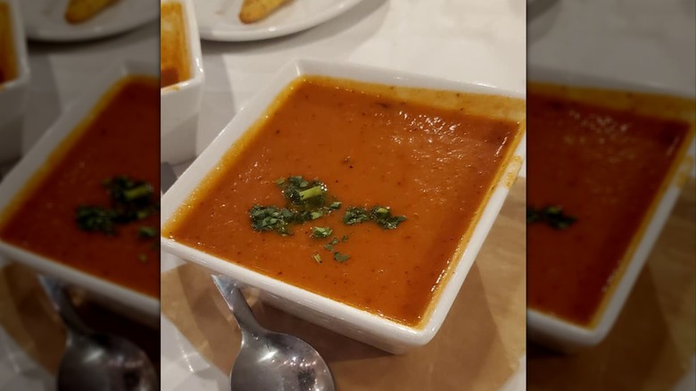 Bol de soupe aux tomates et au basilic avec du persil dessus