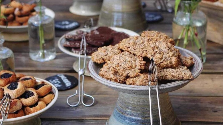 assiettes de biscuits et de gâteaux