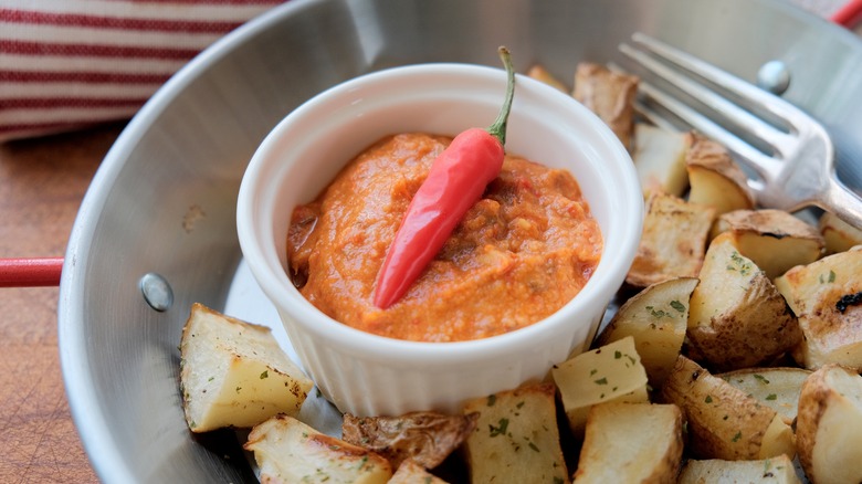 Pommes de terre rôties sous un plat de mojo