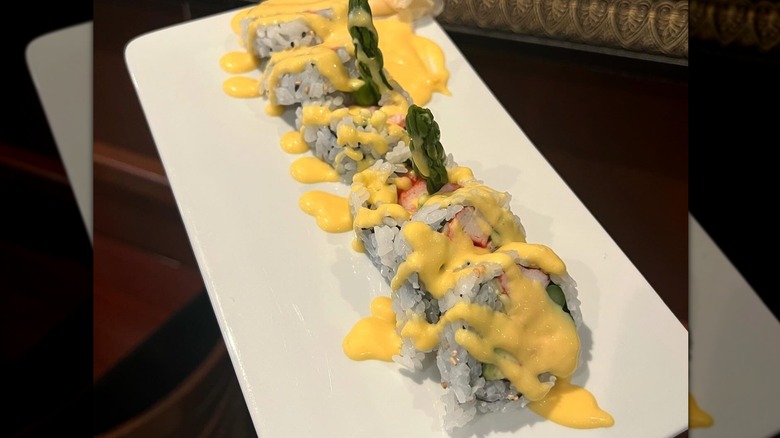 sushi à la sauce jaune