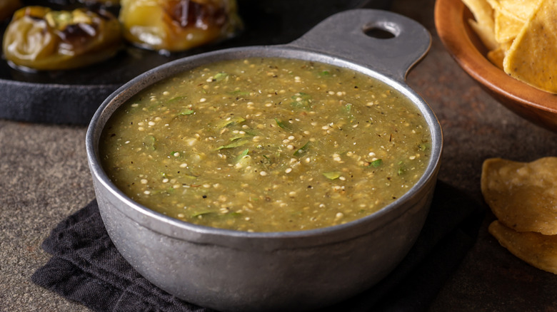 Salsa verde aux tomatilles rôties