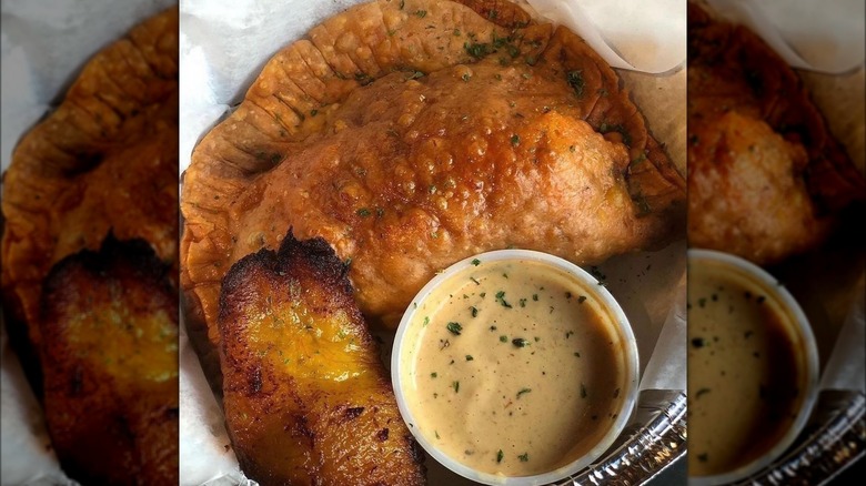 Empanada avec panier de sauce