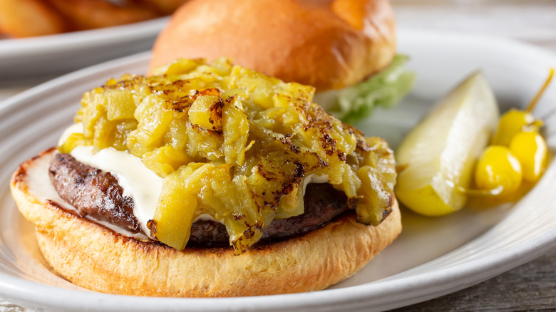 Un cheeseburger au piment vert Hatch sur une assiette blanche