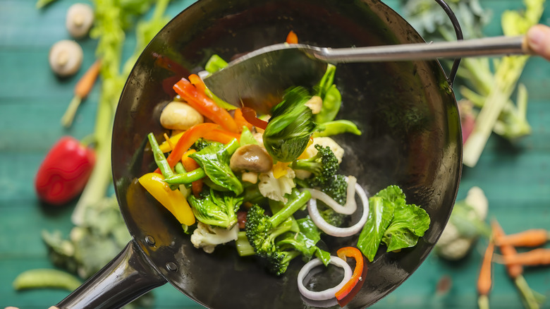 Légumes en train de cuire à la poêle