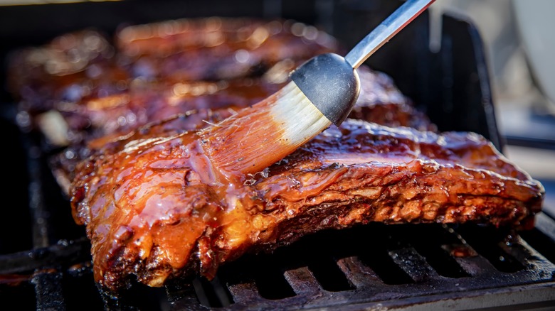 Côtes de bœuf badigeonnées de sauce BBQ