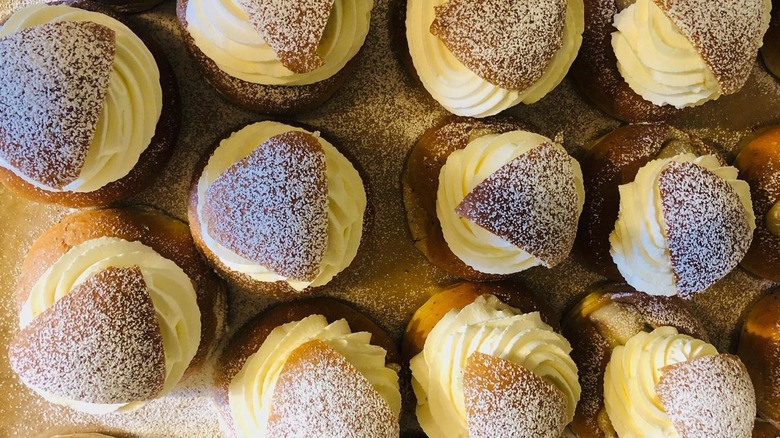 brioches au sucre avec crème fouettée