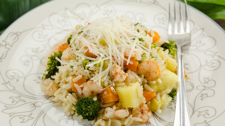 risotto aux pommes de terre, légumes et crevettes