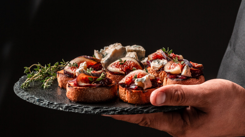 assiette de crostini aux figues rôties