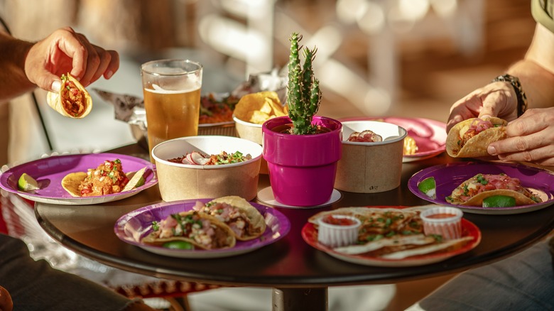 table à manger avec de la nourriture mexicaine