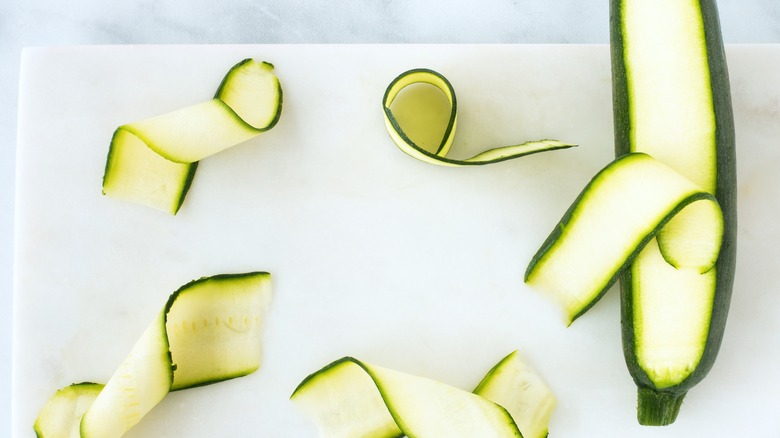 Rubans de courgettes râpées